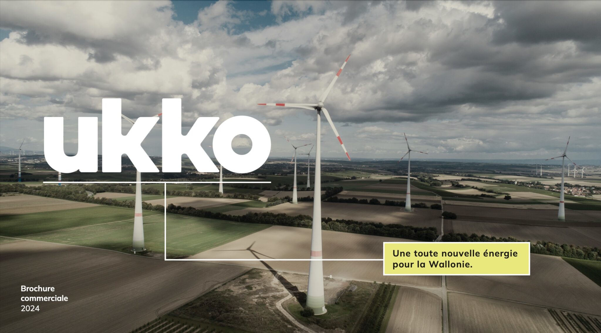 Vue d'un beau paysage de Wallonie avec des éoliennes. Présentation d'un nouveau modèle d'énergie communautaire en Wallonie, Ukko. Stratégie de marque, positionnement.